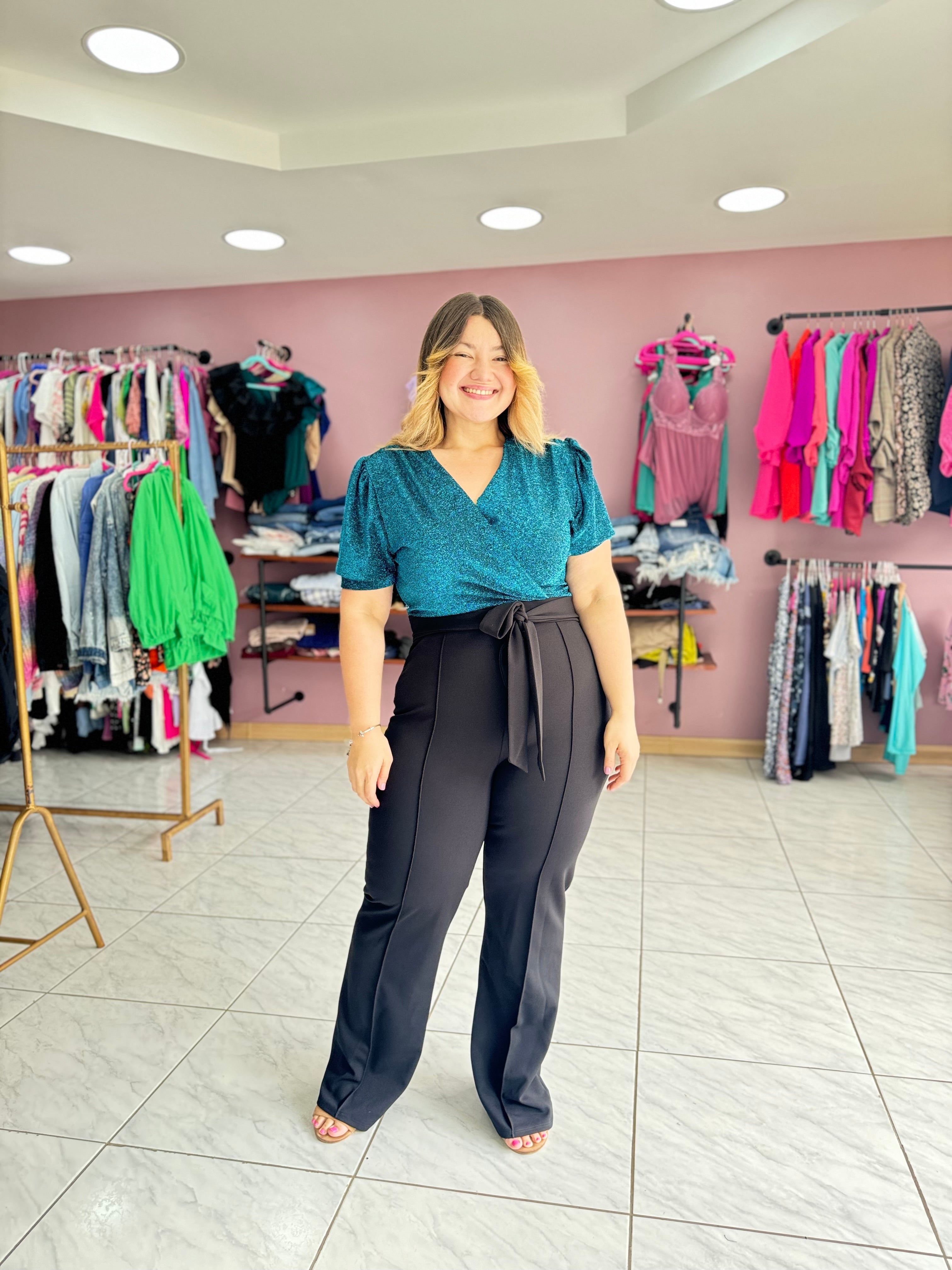 Jumper pantalón negro y blusa brillante